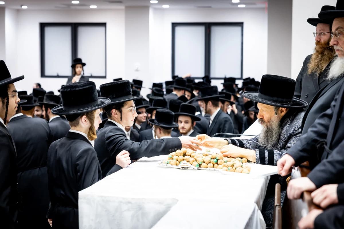 אגוזי הסוכה של הרבי | מעמד פתיחת הזמן בבאבוב 45 וחלוקת שיירי סגולה