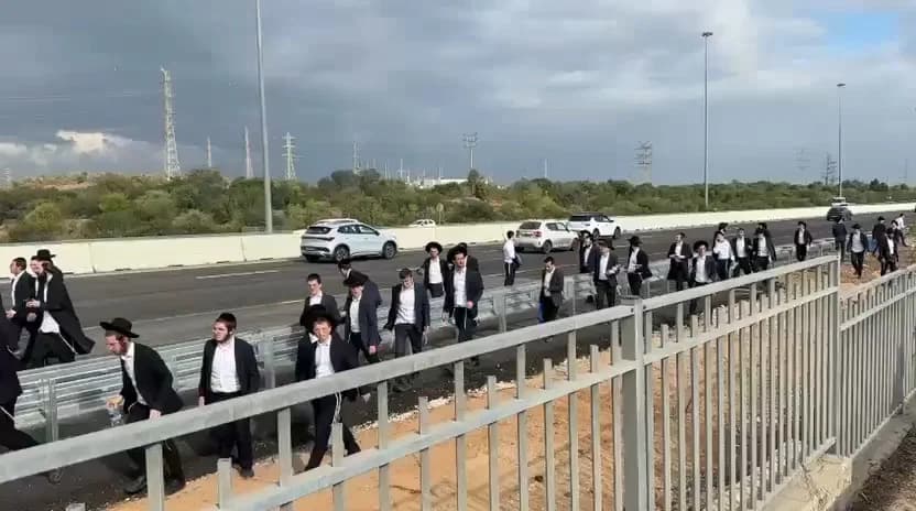 המחאה הוקדמה לשעות הבוקר: פלג הרצ"פניקים חוסמים את כביש 4 באזור מחלף גן יבנה | תיעוד
