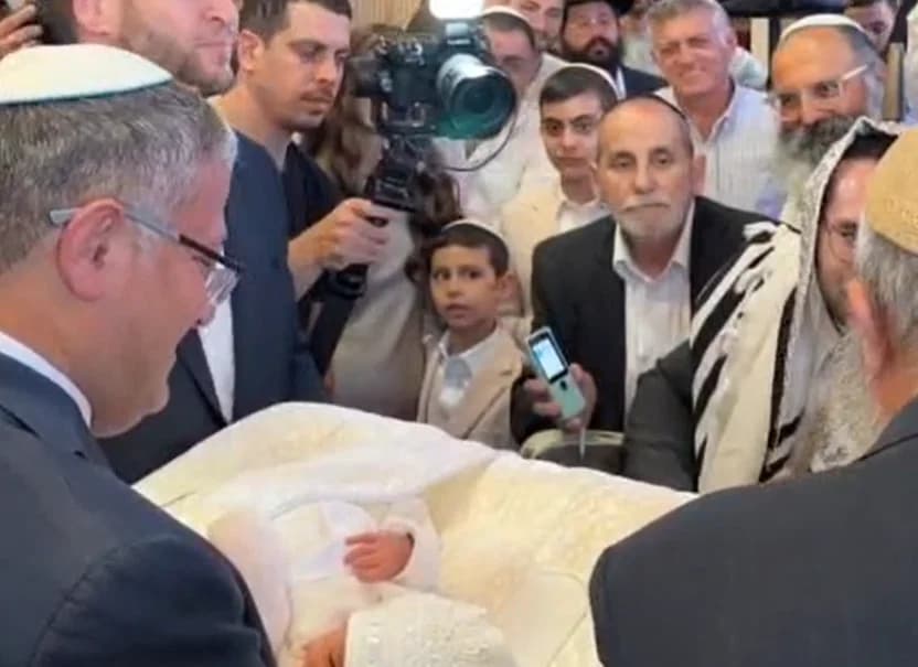 השר חגג ברית מילה לבנו הרביעי - והעניק לו שם מיוחד על שם הסבא | תיעוד