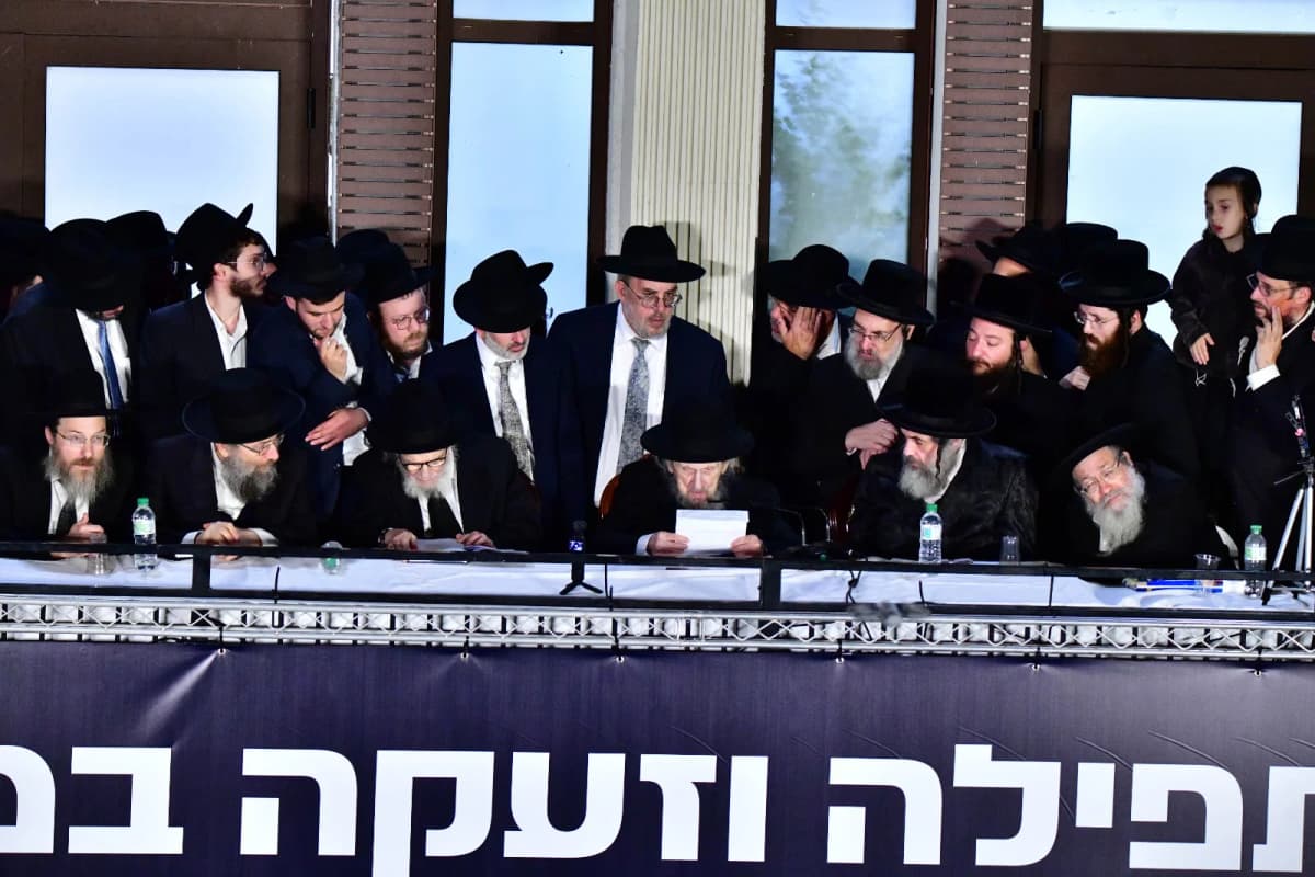 "משב"ק אחד לכל גדול": מה גורם לאנשים לרצות להיראות בתמונה מאחורי רבנים?