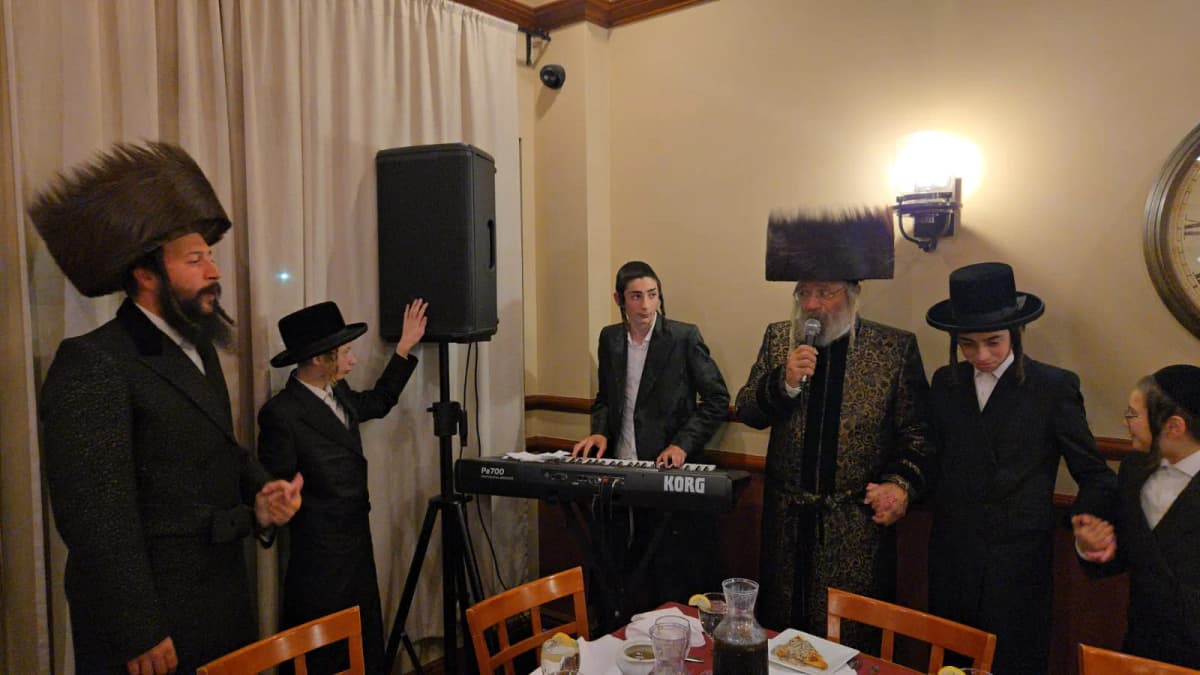 שבע ברכות אחר לגמרי; האדמו"ר החביב בתיעוד שכבש את הרשת