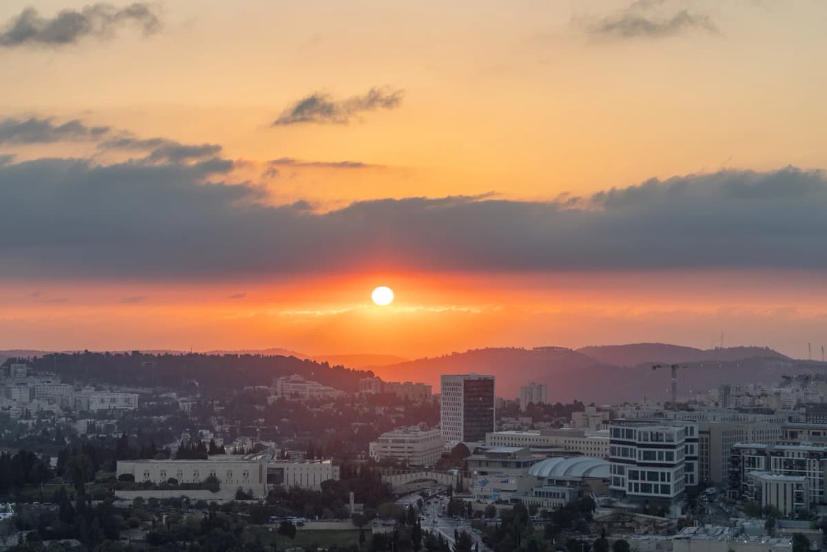 גשם בחוף, רוחות חזקות ומהפך לחם מהרגיל: הטוויסט במזג האוויר