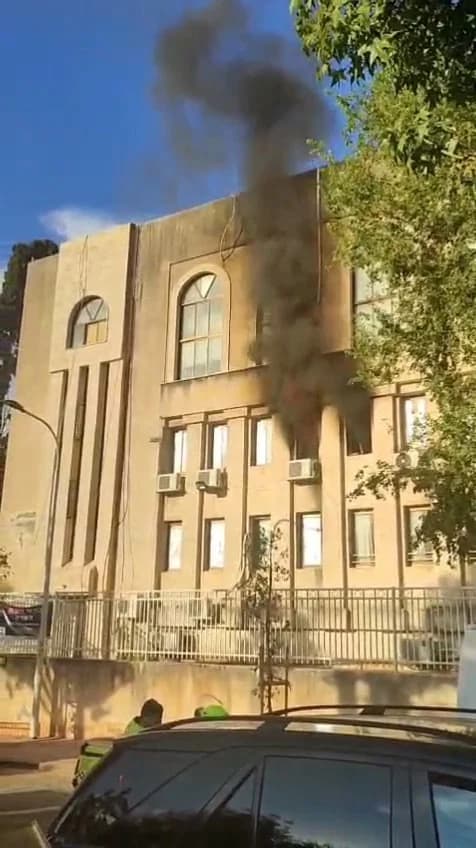 שריפה פרצה בישיבת 'נחלת דוד' בפתח תקווה; כוחות רבים במקום