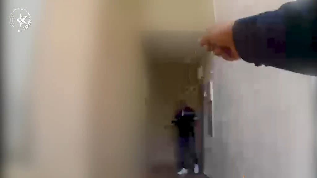 נהג ללא רישיון ניסה להימלט מהשוטרים, נעצר אחרי מרדף וזה מה שהתגלה | צפו