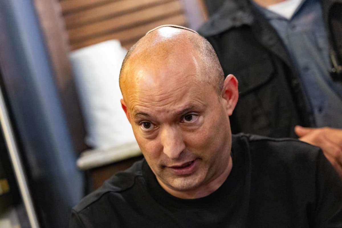 ציוץ אחד של בנט עורר סערה: "אופורטוניסט צבוע וחסר ערכים"