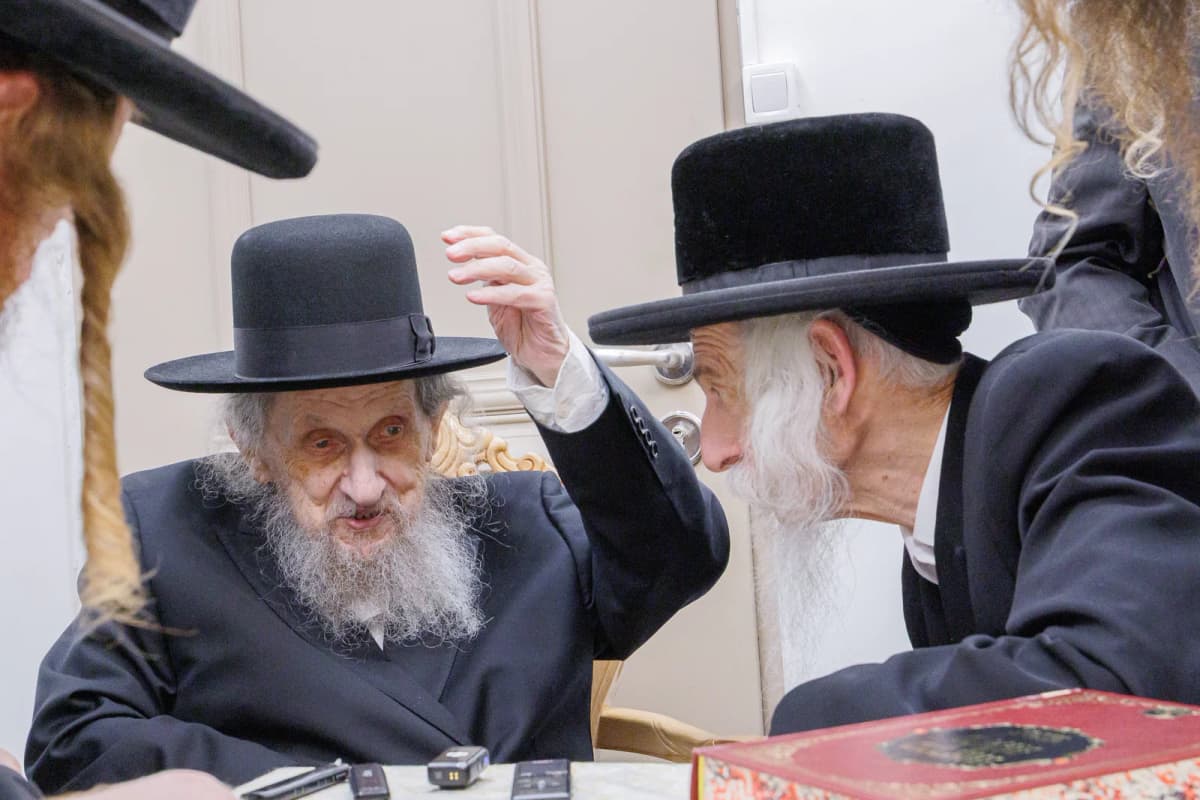 לאחר הפגיעה בכבודו; ראש הישיבה הגיע לחזק את האדמו"ר מסטריקוב