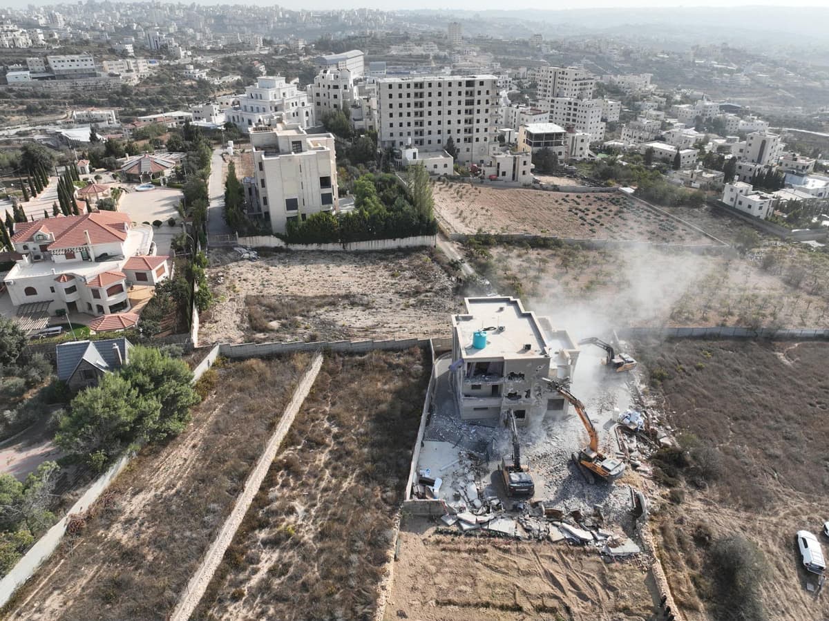 שעות אחרי הפיגוע: דחפורים בפאתי חברון – "זו רק ההתחלה"