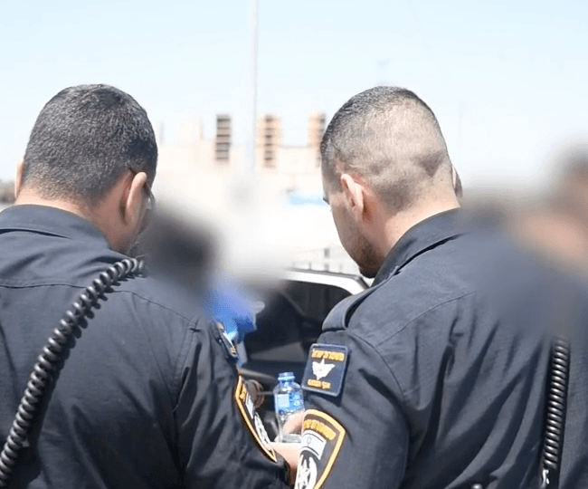 Police Break Window, Rescue Toddler from Locked Car in Ma'aleh Iron as Temperatures Rise Dangerously | WATCH