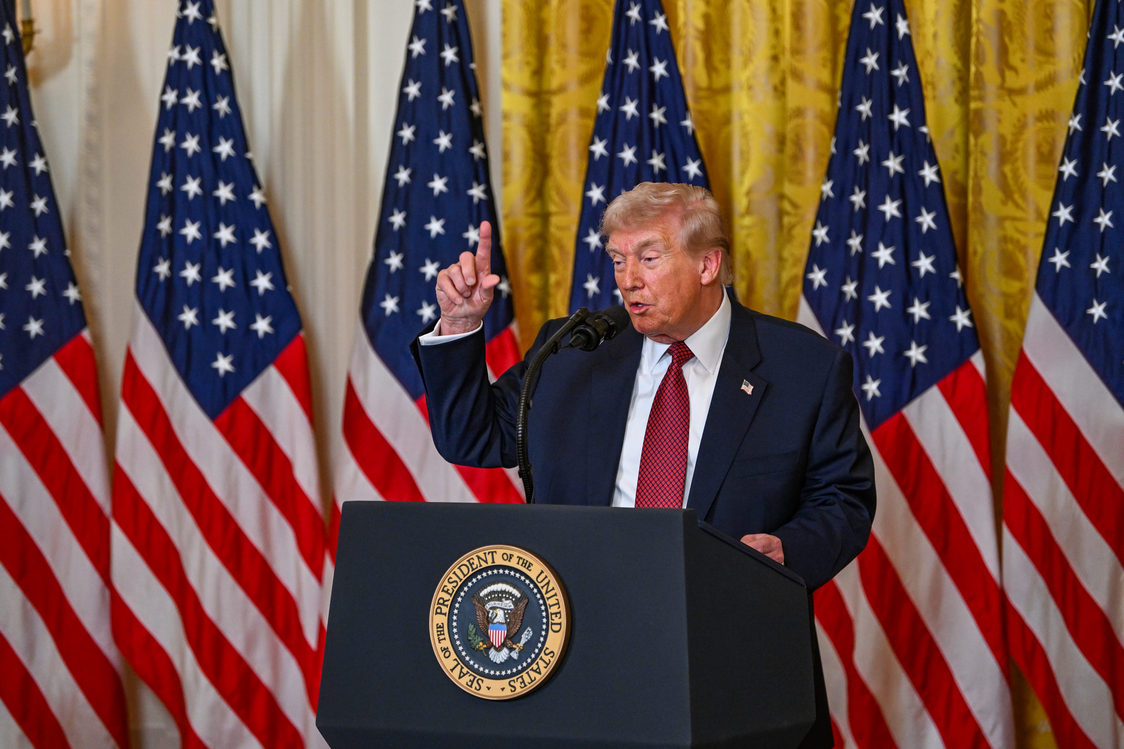 Trump Says U.S. Is Striking Hard, Questions Leadership in Tehran