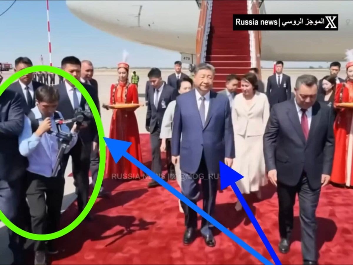 Chinese Security Guards Forcibly Remove Photographer During President Xi Arrival in Kyrgyzstan