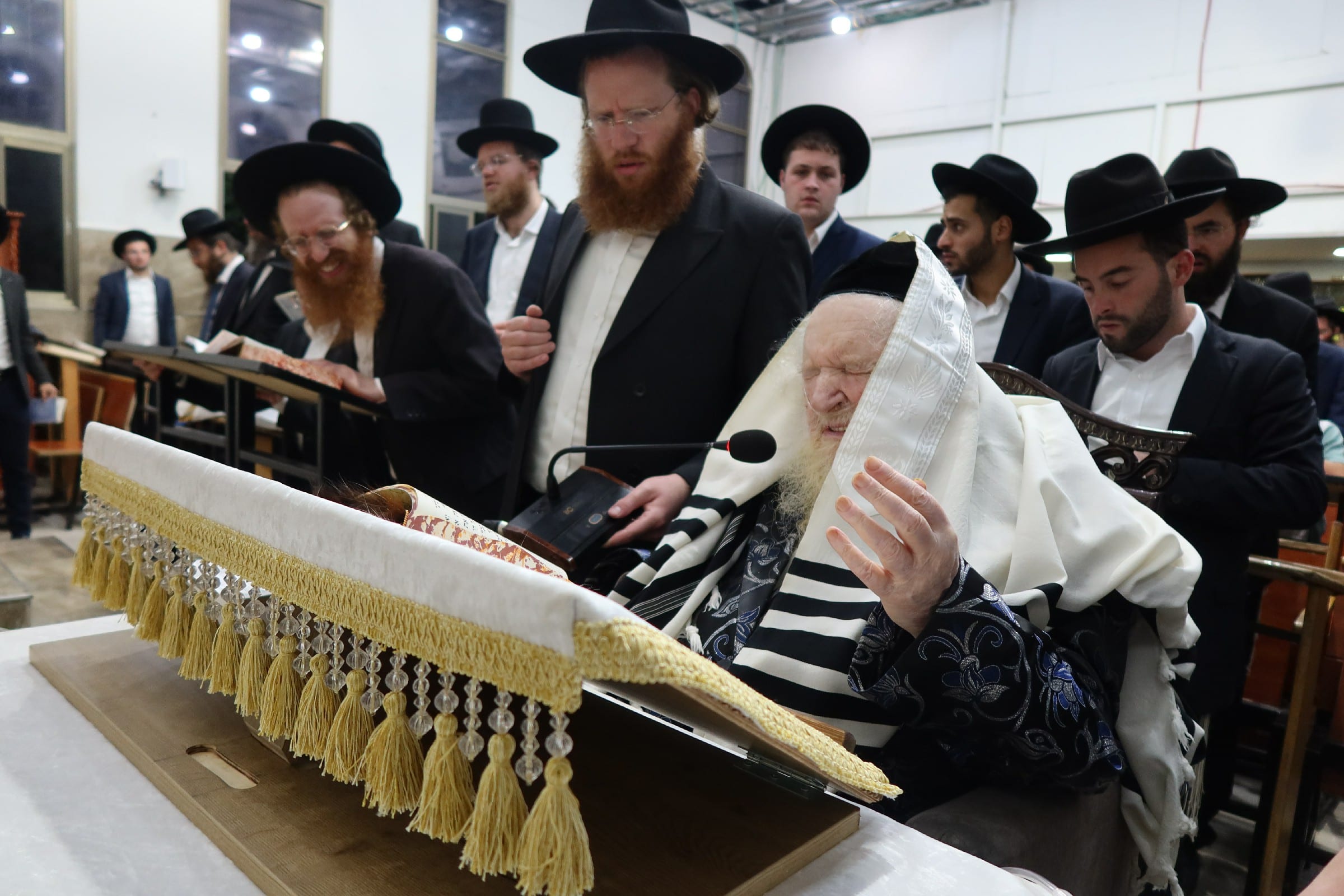 Rabbi Moshe Sternbuch Leads Emotional Selichos Service in Beit Shemesh