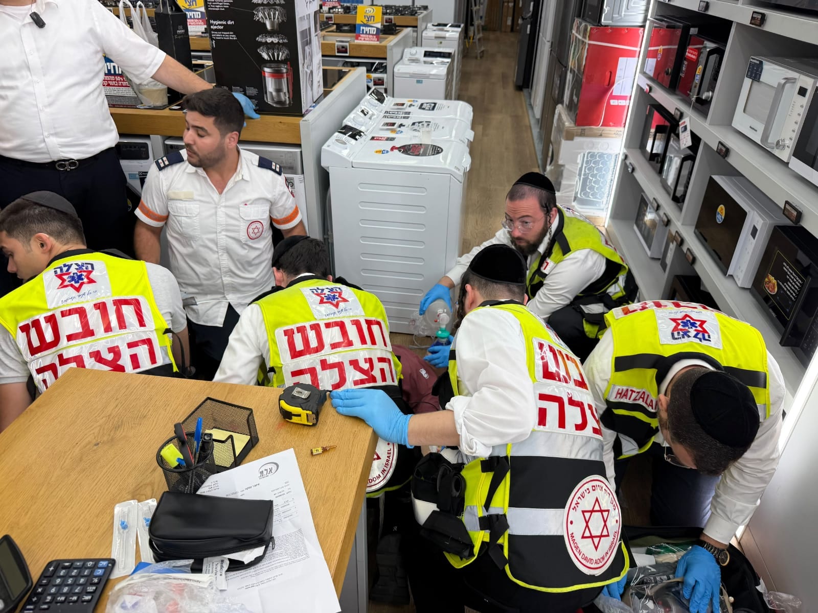 13-Year-Old Collapses in Shopping Mall, Saved by Quick-Thinking Medics