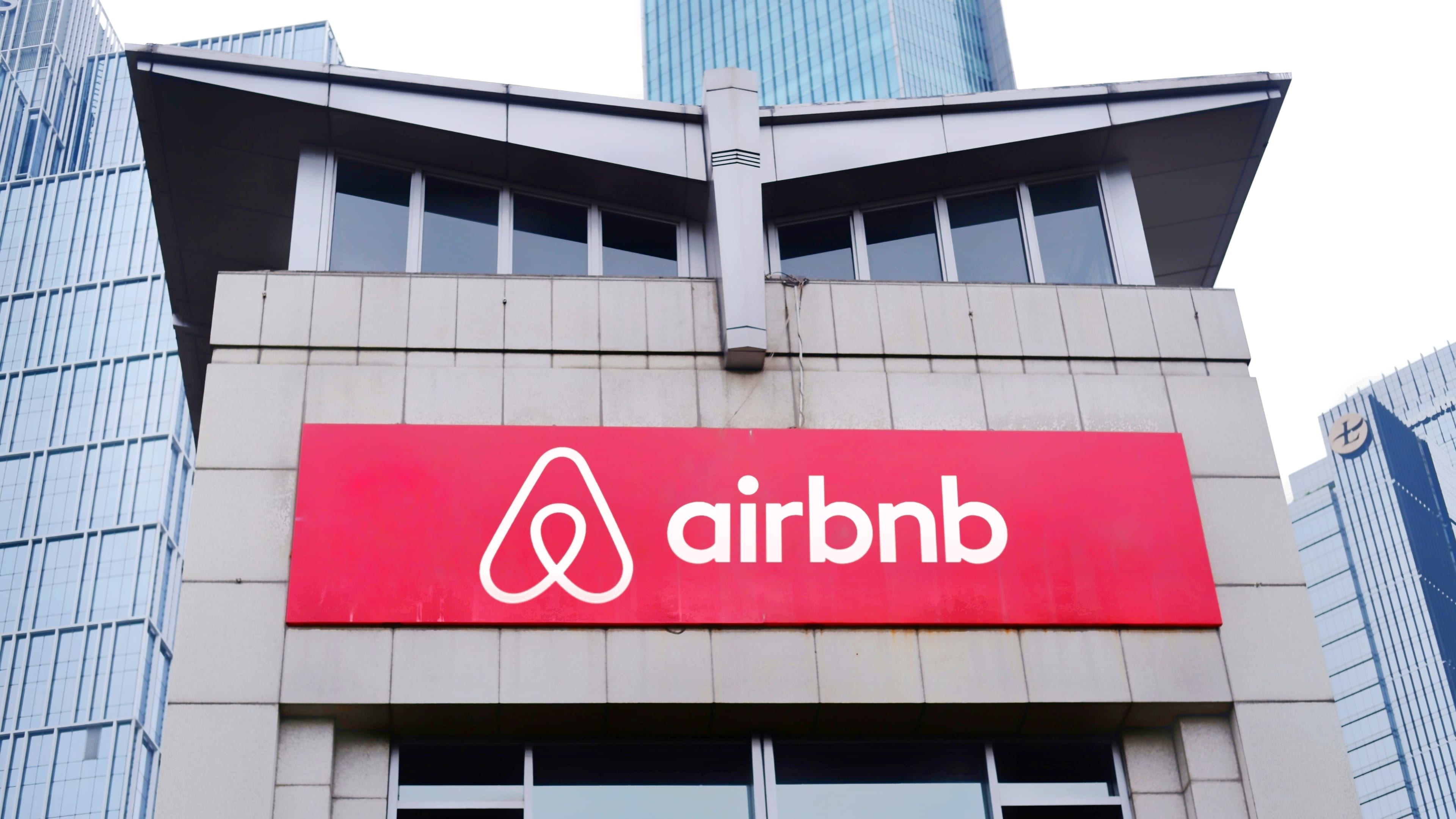 Italian Airbnb Host Cancels Israeli-American Guest's Class Over Israeli Flag