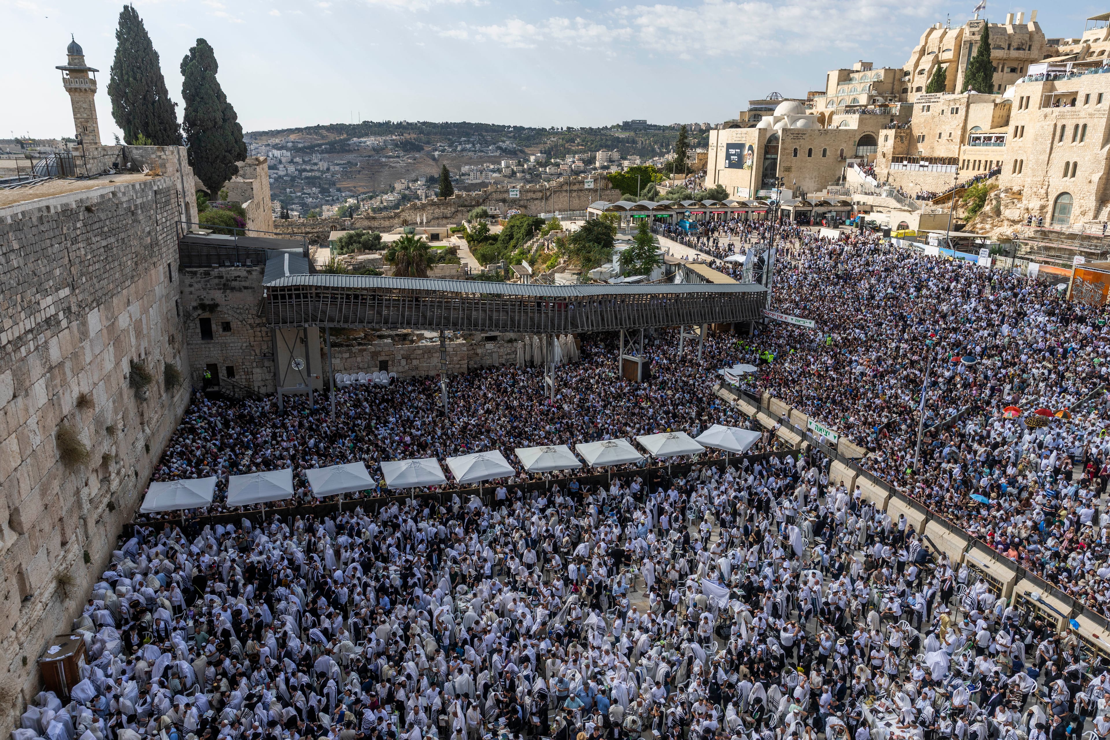 IN COLOR: Tens of Thousands Gather at Kosel for first Birkas Kohanim of Chol Hamoed Sukkos