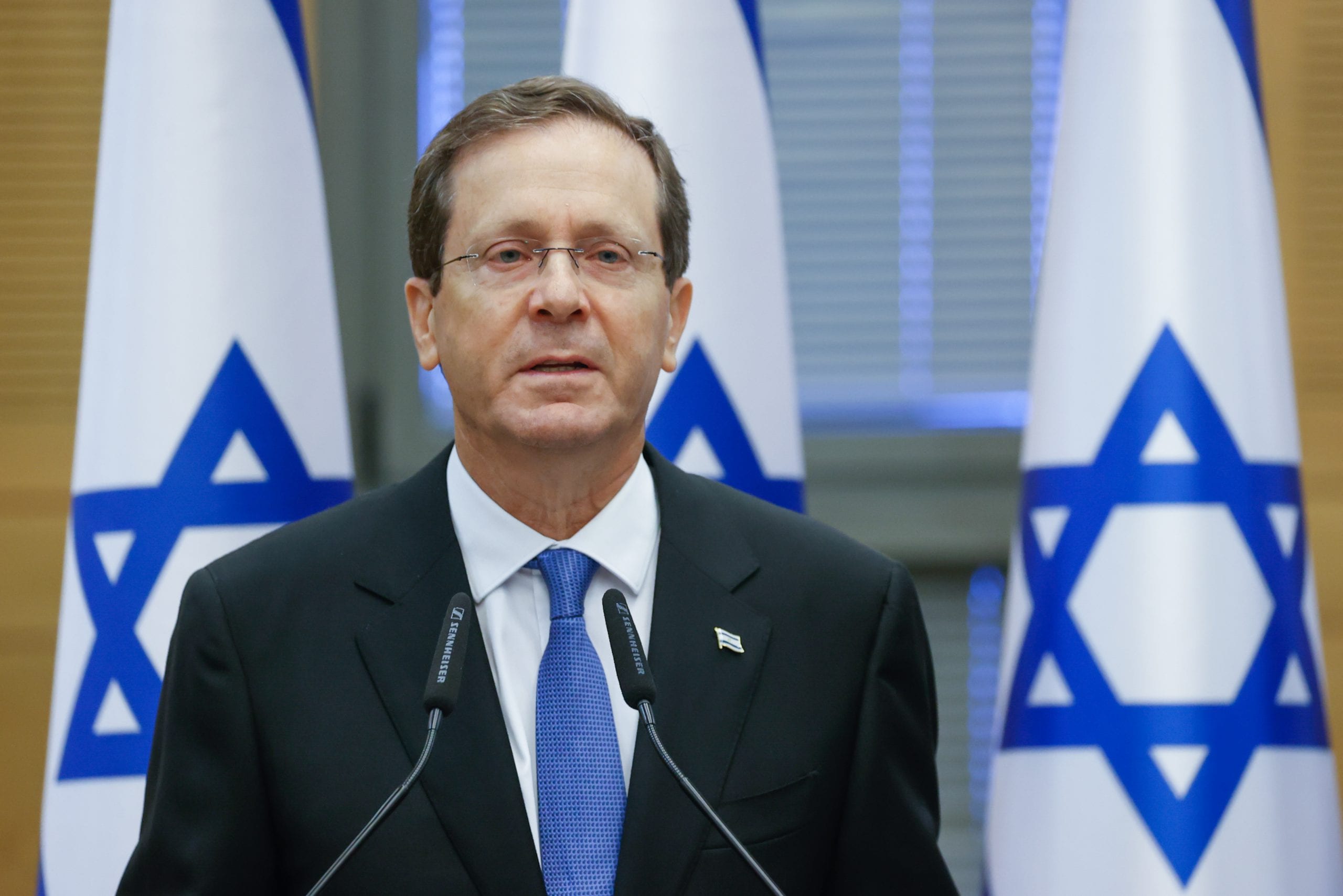 Herzog to Award Medal of Courage to 4 Israelis who Stopped Fly Dubai Hijacking