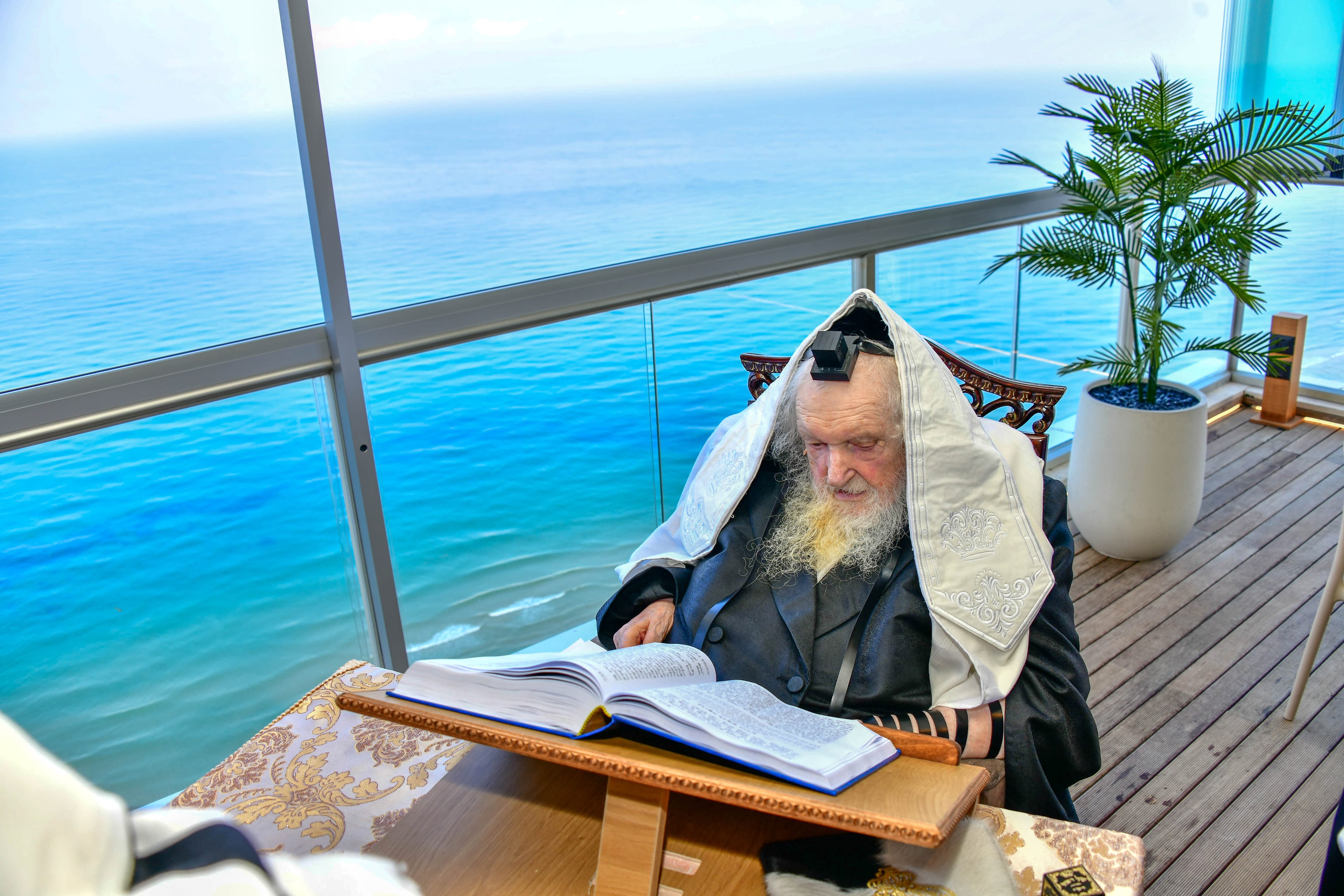 Rav Moshe Sternbuch Shlita Davens Shacharis on 25th-Floor Balcony Overlooking Mediterranean | IN COLOR