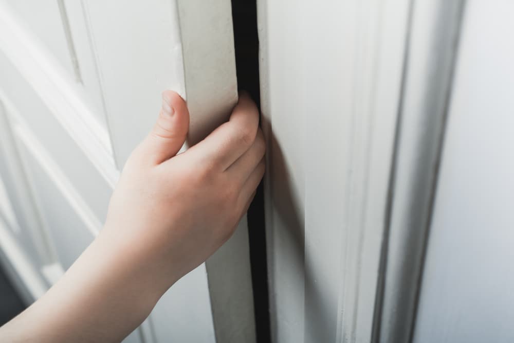Eight-Year-Old's Finger Severed in Heavy Door at Bnei Brak Cheder