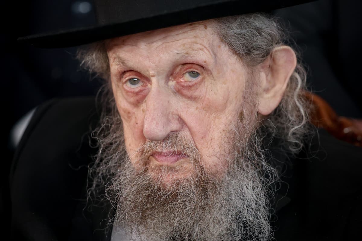 Rav Dov Lando Rules: Husbands Fly Home to Vote, Wives Stay with Children in Rome