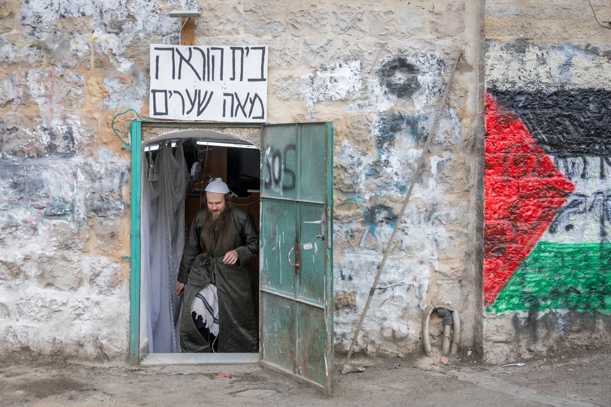 Mea Shearim Beis Din Flies Palestinian Flag to Reject the State | IN COLOR
