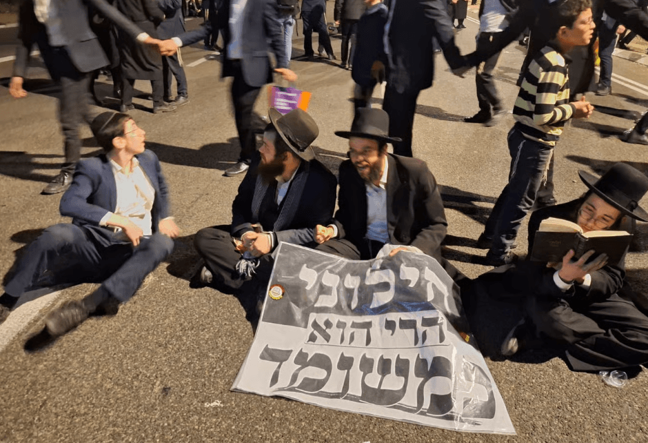 Number 3 on Tzeva Shachor List Quits Five Days Before Election