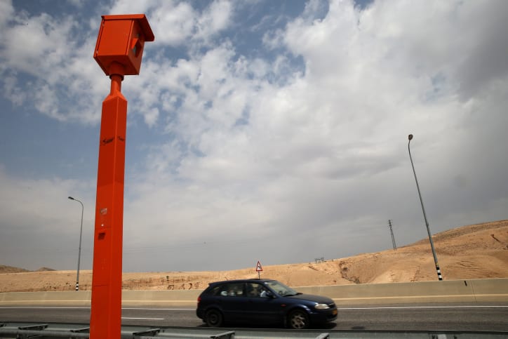 נוסעים מעל המהירות המותרת? השינוי החדש במצלמות שכדאי להכיר