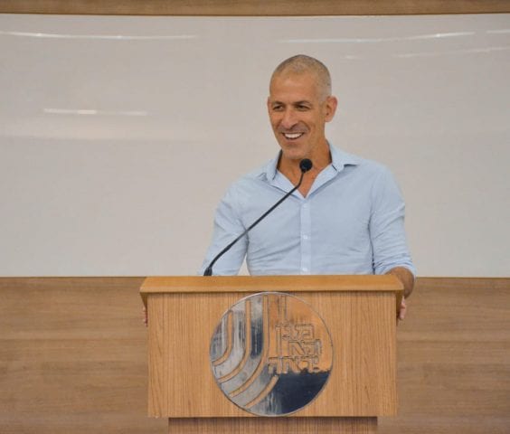בכיר אמ"ן לשעבר: "רונן בר משקר במצח נחושה"
