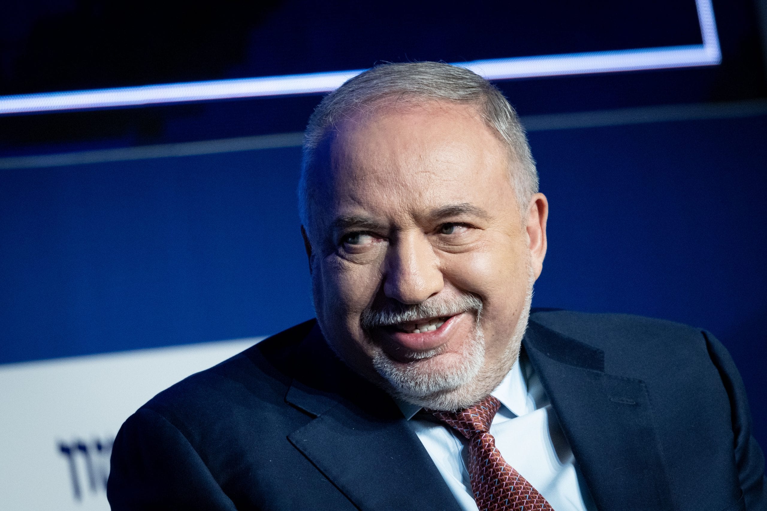 חוצה את הקווים: חבר מפלגתו של גנץ עובר לליברמן