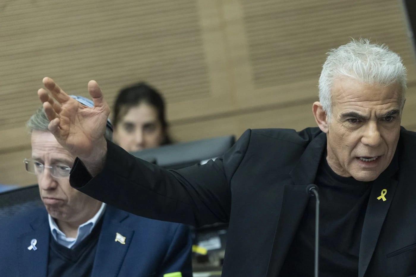 לפיד טוען: זה מה שנתניהו צריך להגיד למקרון