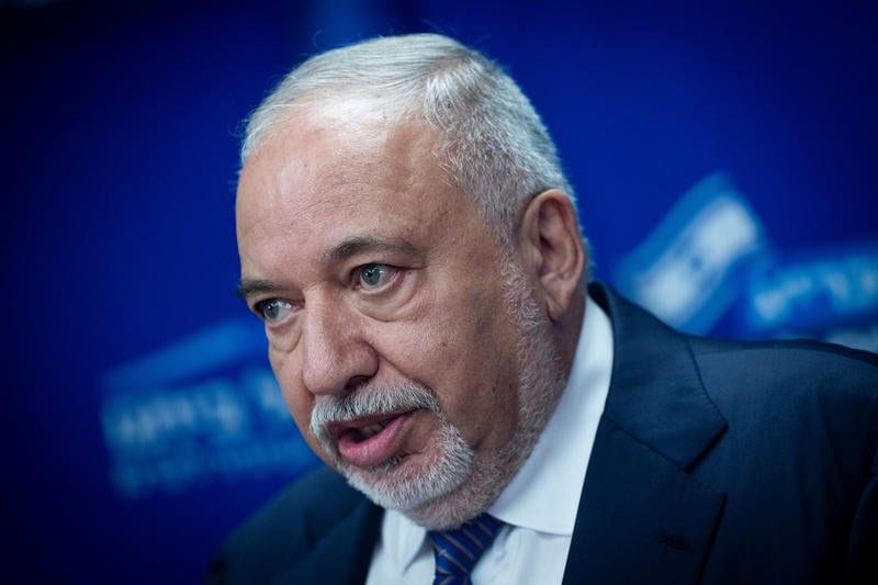 ליברמן עוקץ את איזנקוט: כדאי שיבהיר מי השותפים שלו