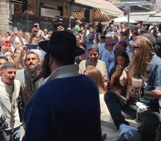 הופעה ספונטנית: זושא הרקידה את מחנה יהודה