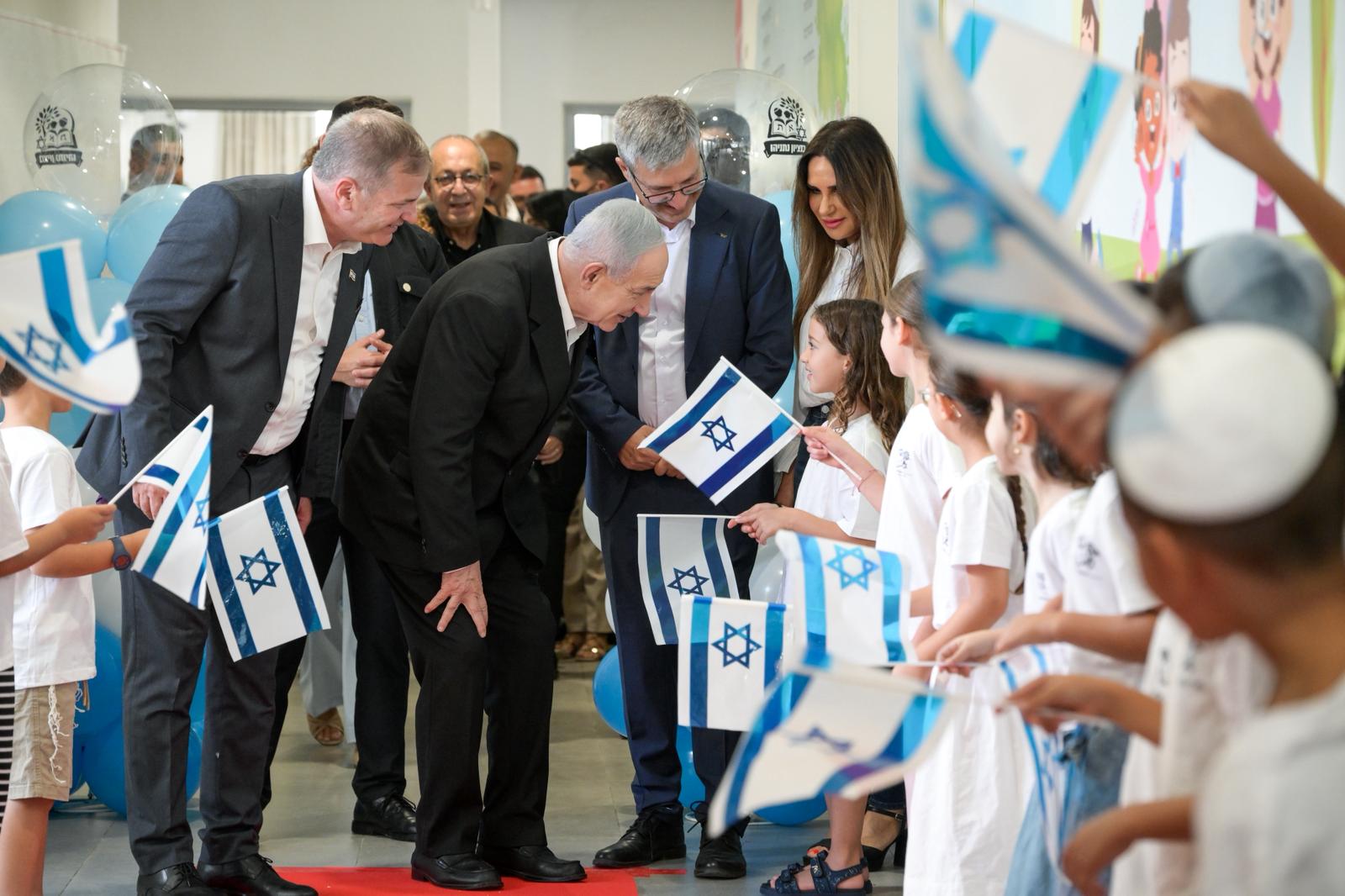 בצל הקמפיין: נתניהו פתח את שנת הלימודים ברמלה