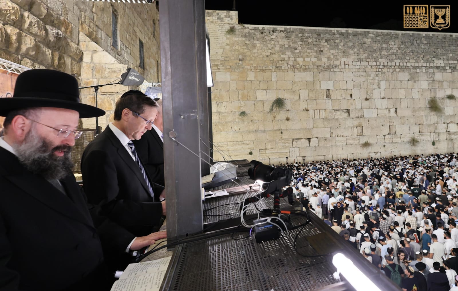 אלפים באמירת הסליחות בכותל; הנשיא הרצוג נשא תפילה לשלום חיילי צה"ל
