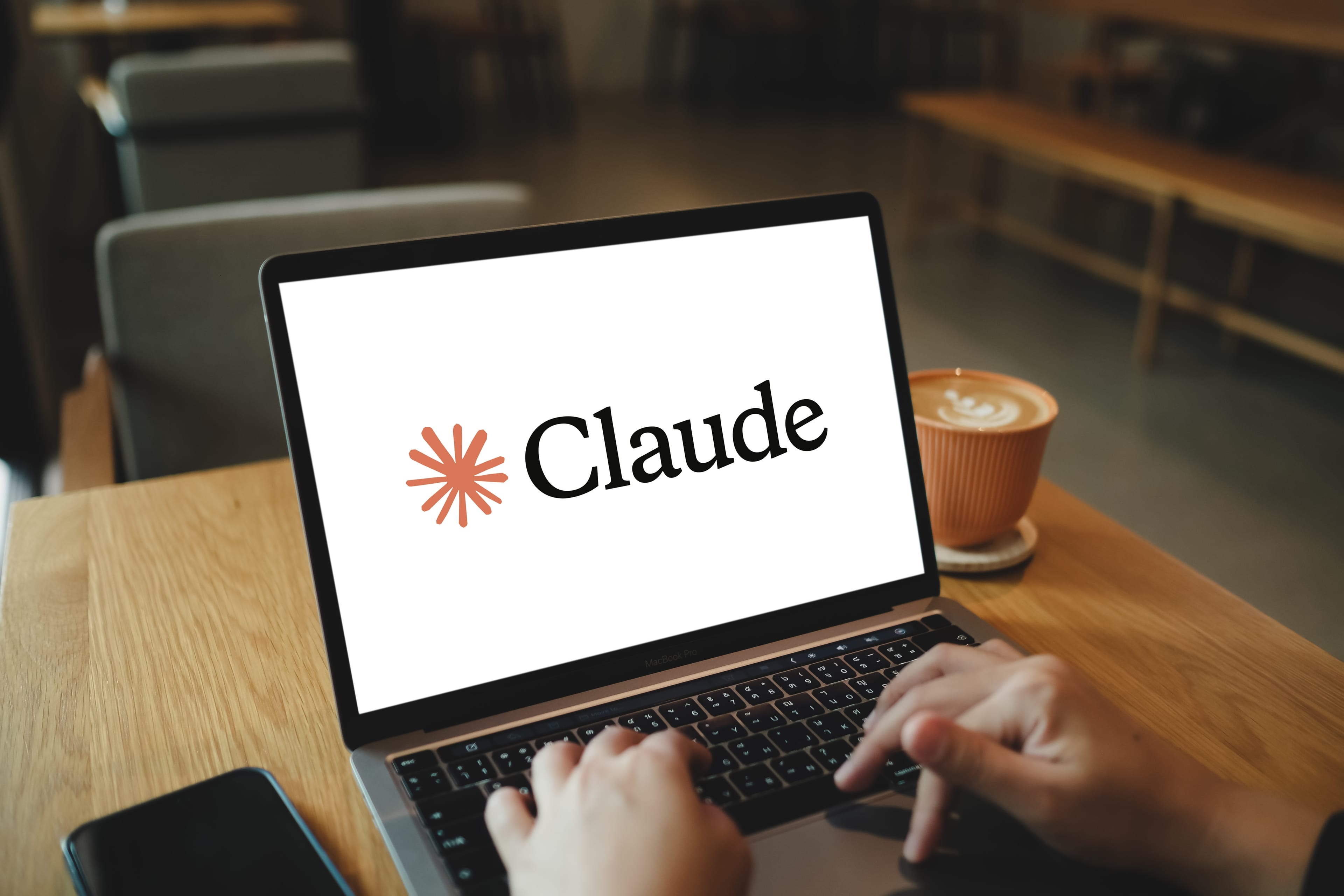 בכיר במיקרוסופט מזהיר: אימון Claude עלול להפוך לסיכון אנושי