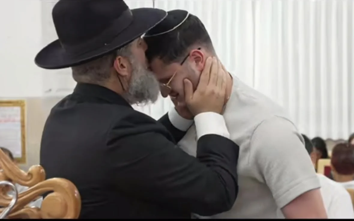 מרגש: הרב שאולוב עצר את השיעור ונישק את ידו של הלוחם הפצוע
