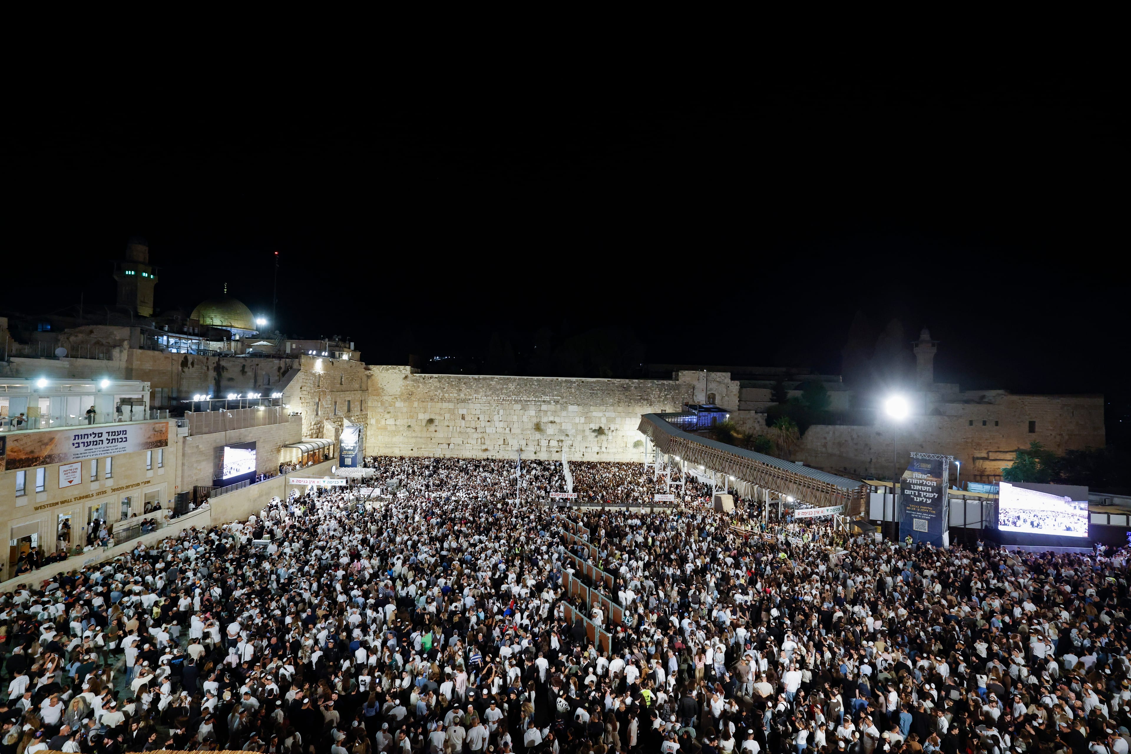 שידור ישיר: רבבות בסליחות האחרונות בכותל לקראת יום הכיפורים
