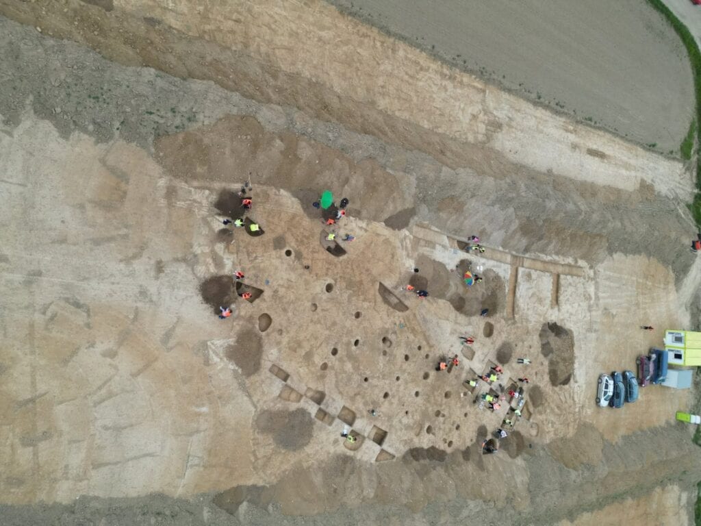 הכביש שחשף כפר עתיק: 16 בתי ענק קדומים התגלו בצ'כיה