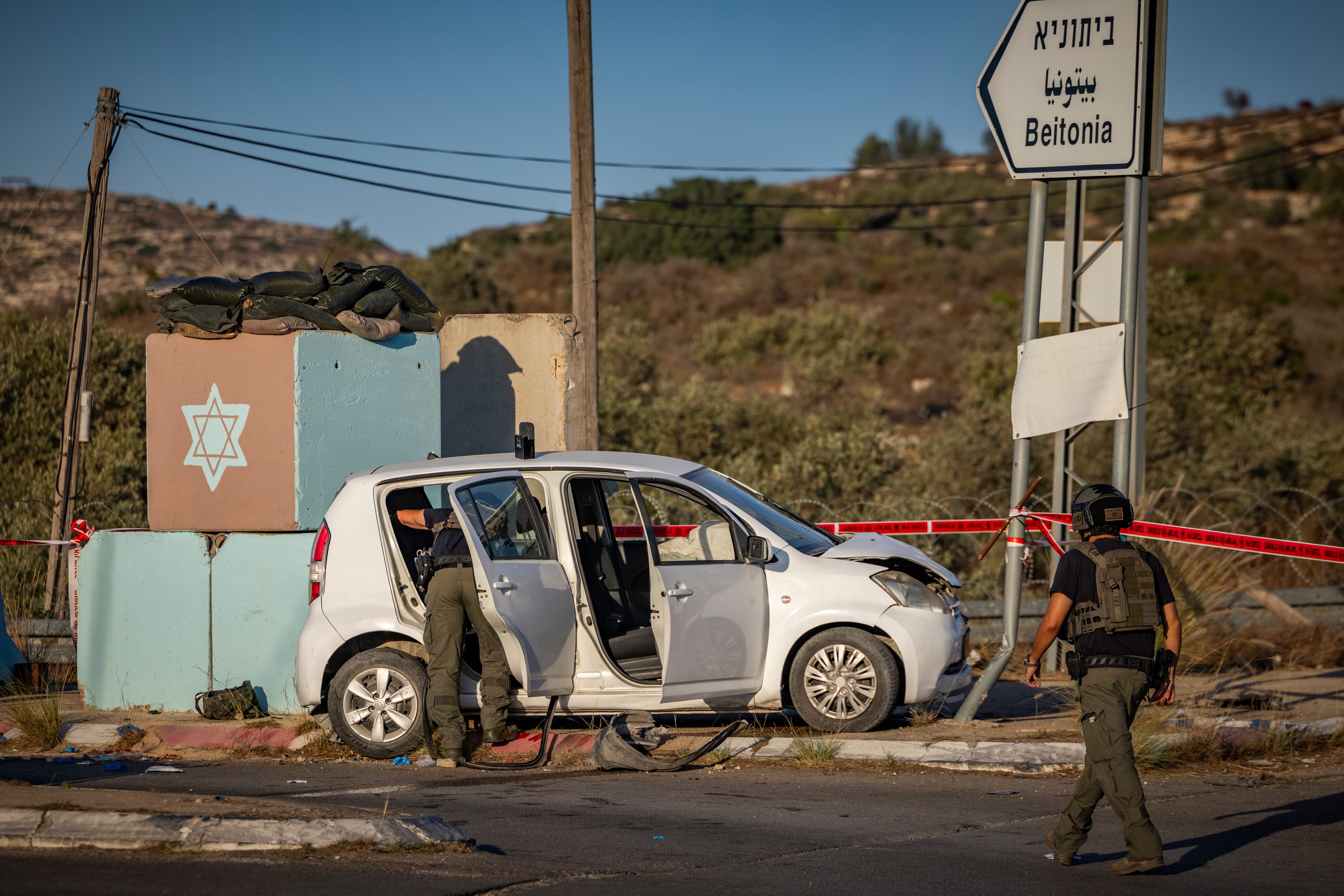 פיגוע דריסה במחסום מכבים: פצוע קשה בזירה