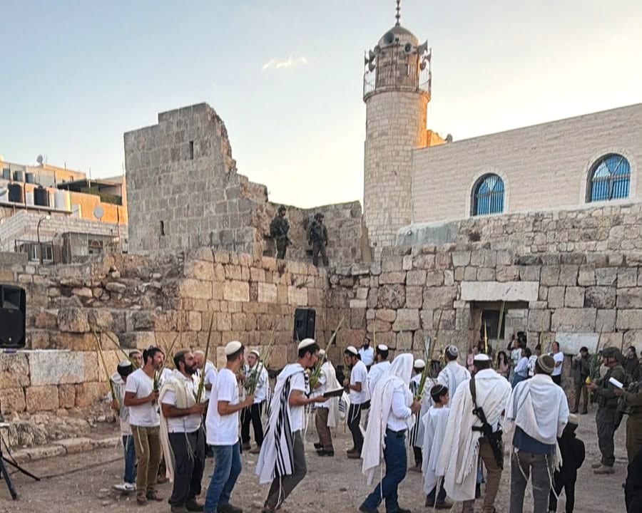 עשרות נכנסו להתפלל בבית הכנסת העתיק בסמוע