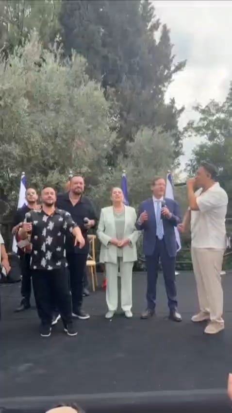 לכבוד החג: הנשיא הרצוג שר יחד עם הפרויקט של רביבו