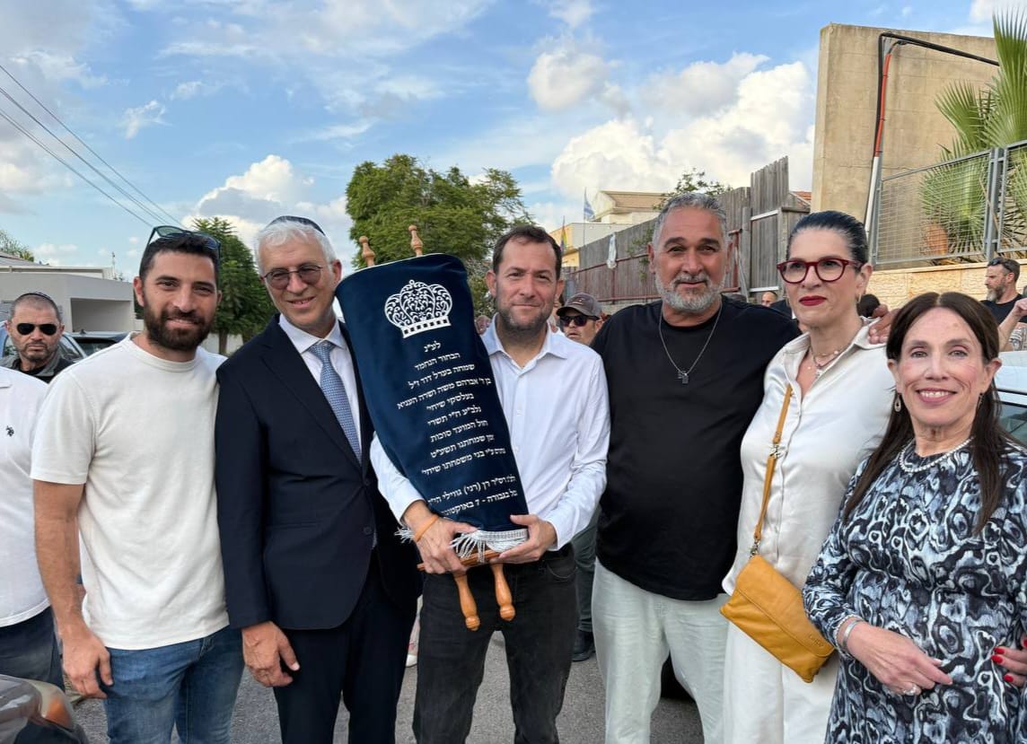מרגש: ספר תורה לזכר רן גואילי הי"ד הוכנס בשומרון
