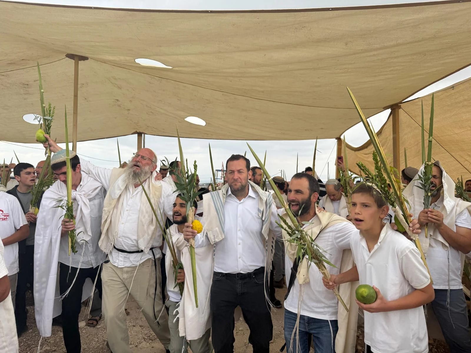 בפתח צעדת השומרון: תפילת הלל המונית ביישוב החדש