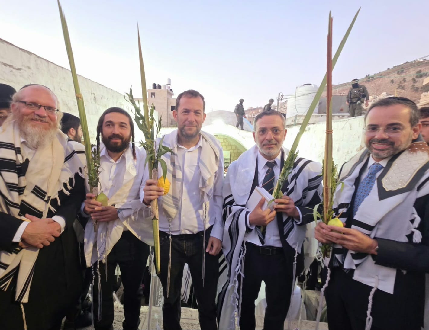 לראשונה זה עשרות שנים: תפילת שחרית המונית עם ארבעת המינים בקבר יוסף