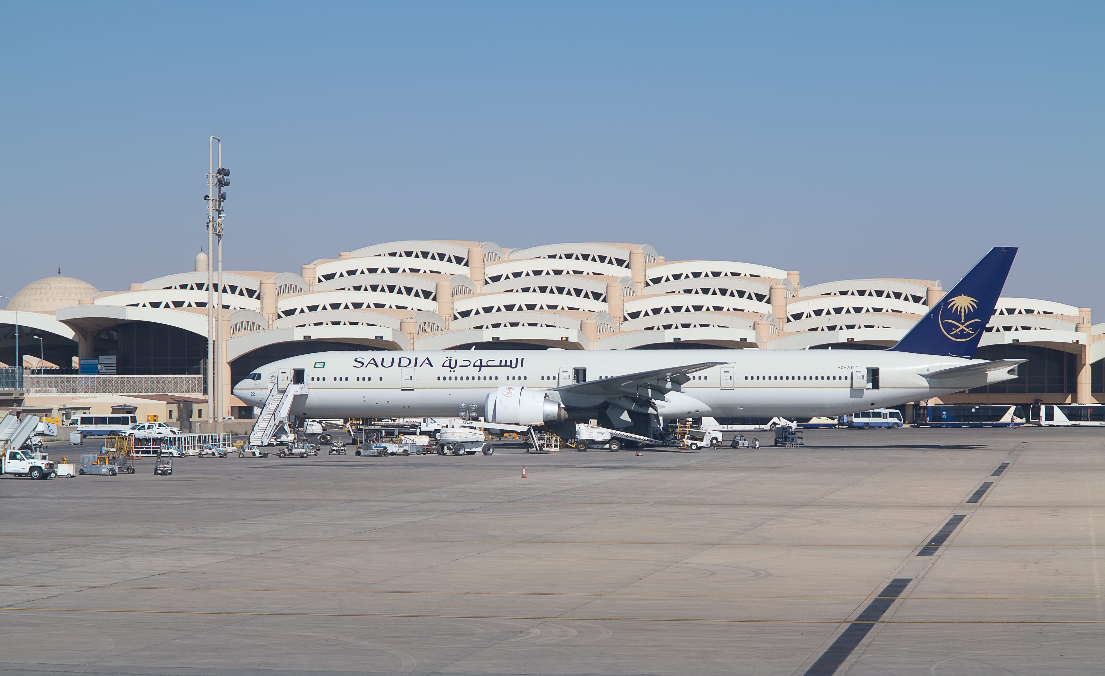 החות'ים תקפו את שדה התעופה בריאד, מטוס נפגע ועלה באש