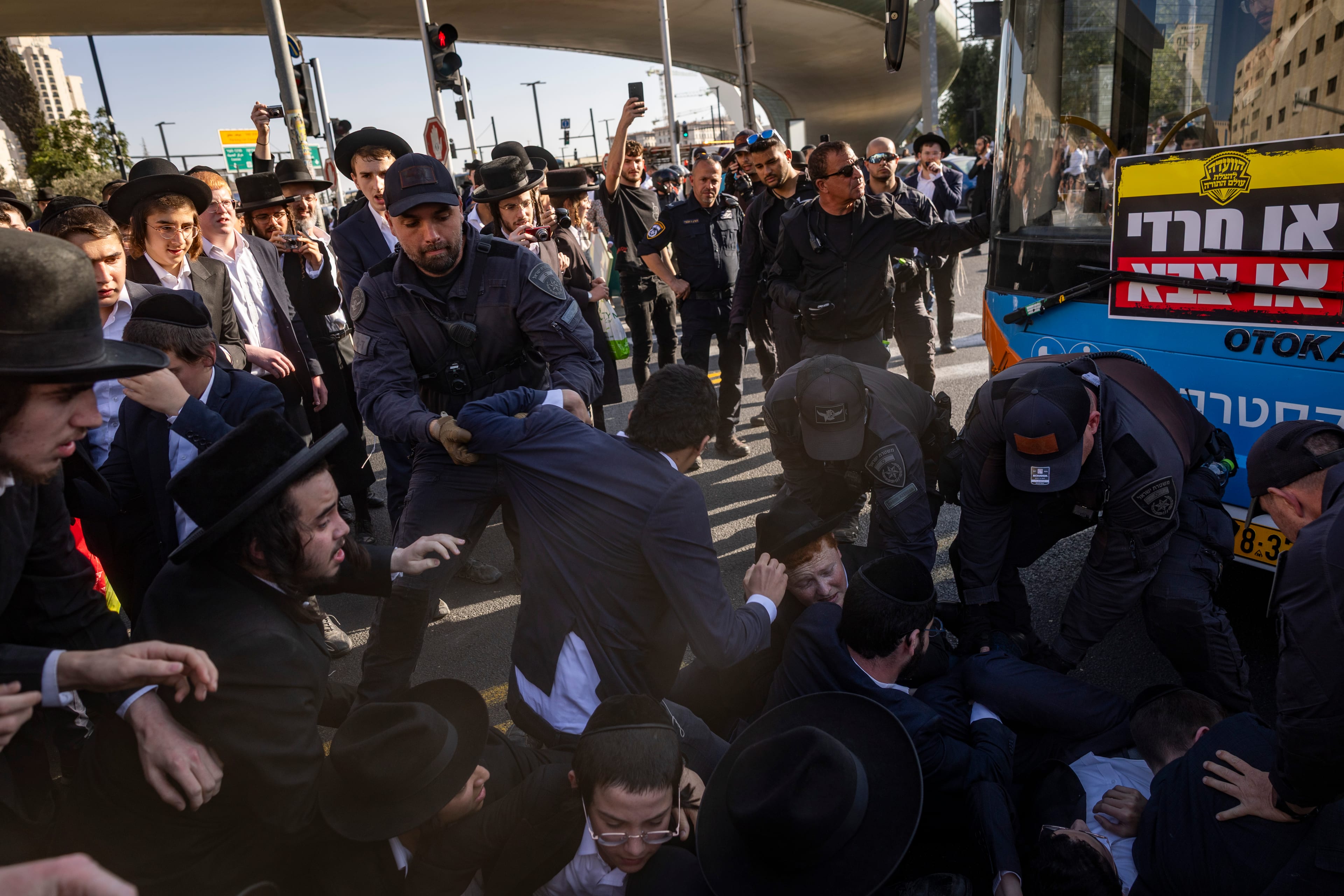 הפגנת החרדים החלה: כביש 4 נחסם, שיבושים בתנועת הרכבת הקלה
