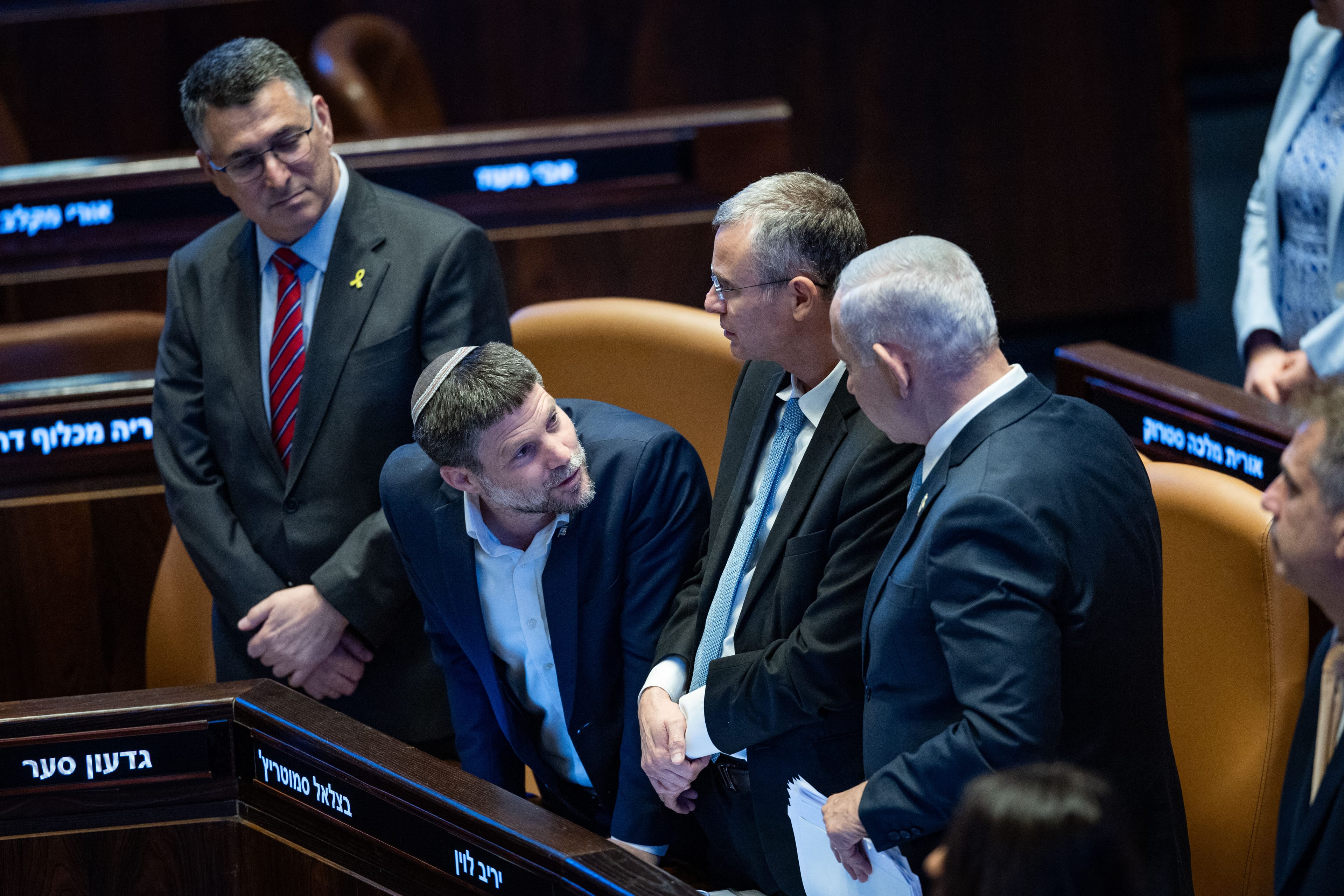 אשתו של השר הבכיר מהליכוד יוצאת להגנת עמית סגל
