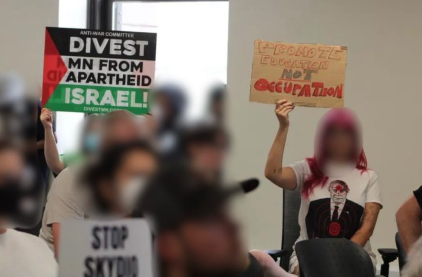 לבשה חולצה בה נראית כוונת על נתניהו ונעצרה
