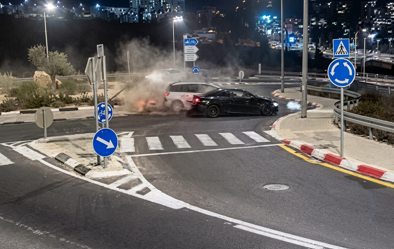 נמלט משוטר, עלה על מעגל תנועה וגרם לתאונה