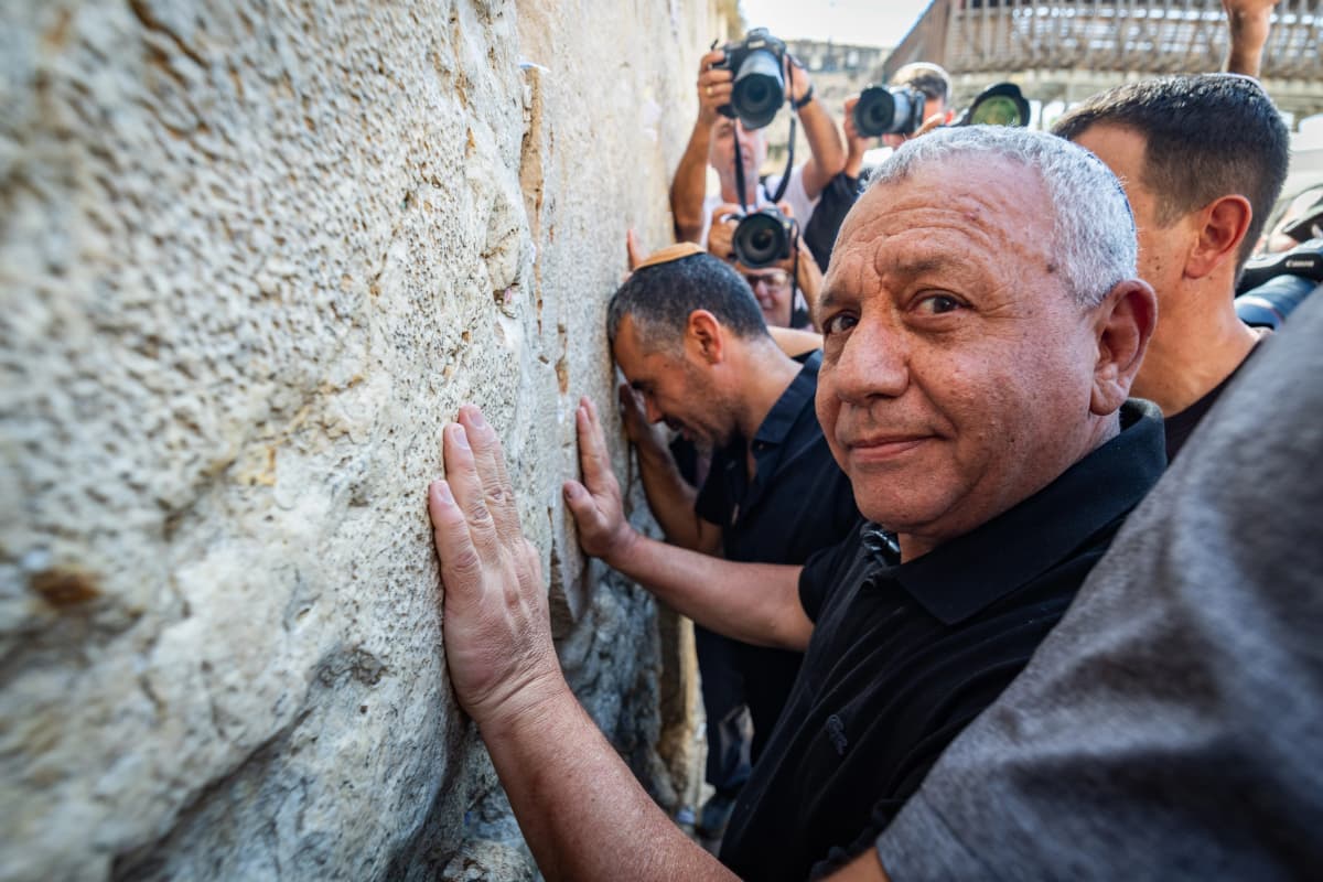 סקר מנדטים אחרון: איזנקוט מוביל, וינטר לא עובר