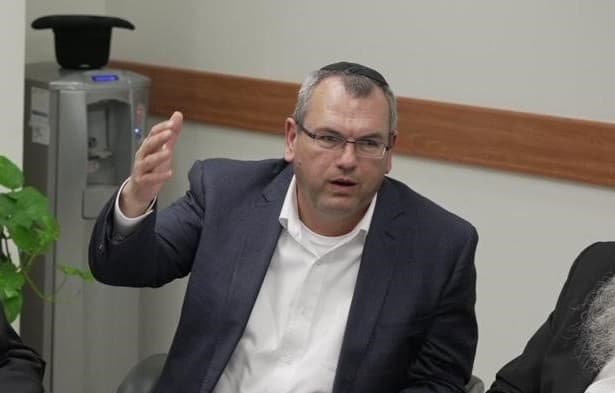 מנכ"ל הרבנות לשעבר נפצע קשה מקורת בטון שקרסה
