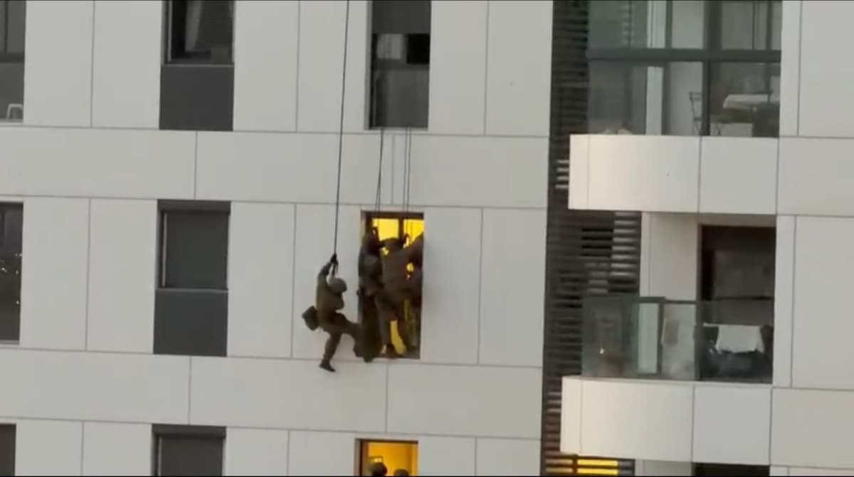 צפו: כך חילצו לוחמי הימ"מ אישה שאיימה להתאבד